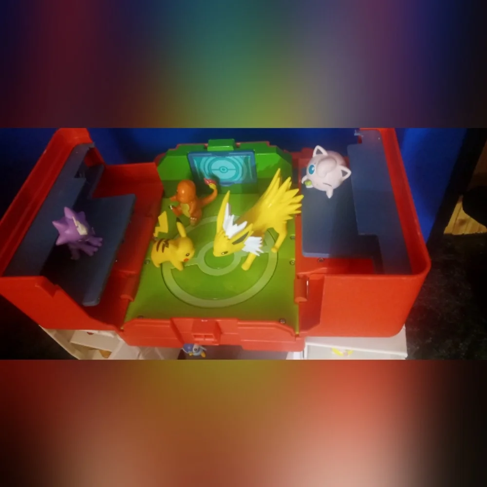 Pokémon Toy Battle Playset with Green and Red Arena and Assorted Figures #12lot